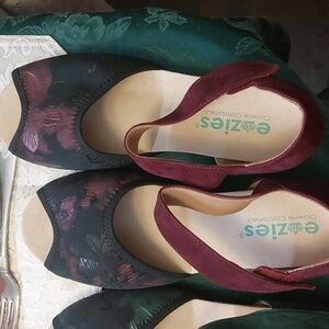 E ZIES Suede Shoes Sz 9M. NWOT